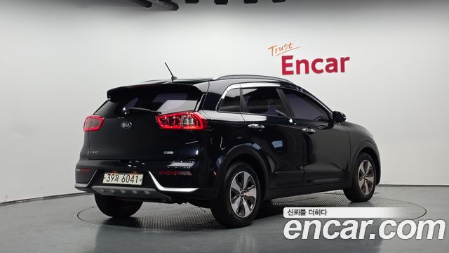 Kia Niro Prestige — пробег 69 612 км — фото 2 из 5