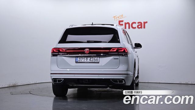 Volkswagen Atlas 2.0 TSI R-LINE 7-Seater — пробег 7 122 км — фото 4 из 5