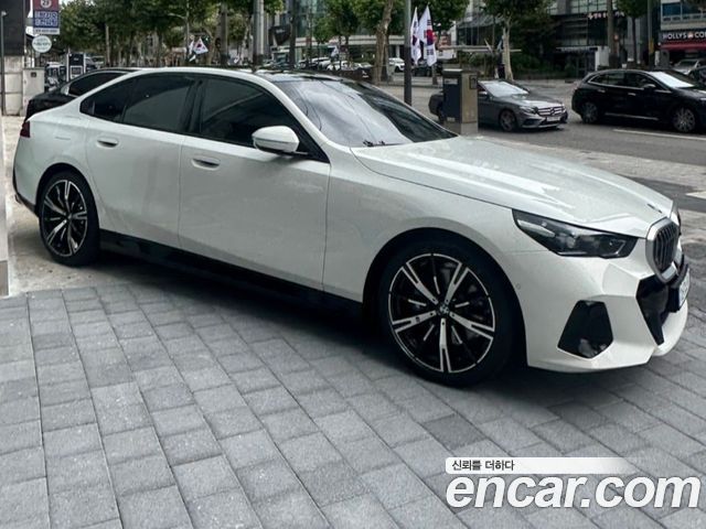BMW 5-Series 530i xDrive — пробег 1 344 км — фото 2 из 5