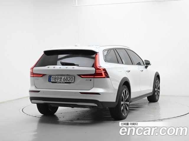 Volvo V60 B5 Ultra AWD — пробег 2 469 км — фото 2 из 5