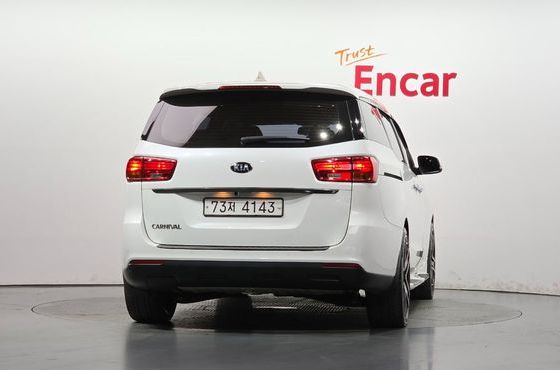 Kia Carnival 11-Seater Deluxe — пробег 72 179 км — фото 4 из 5