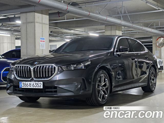 BMW 5-Series 520i — пробег 4 040 км — фото 1 из 5