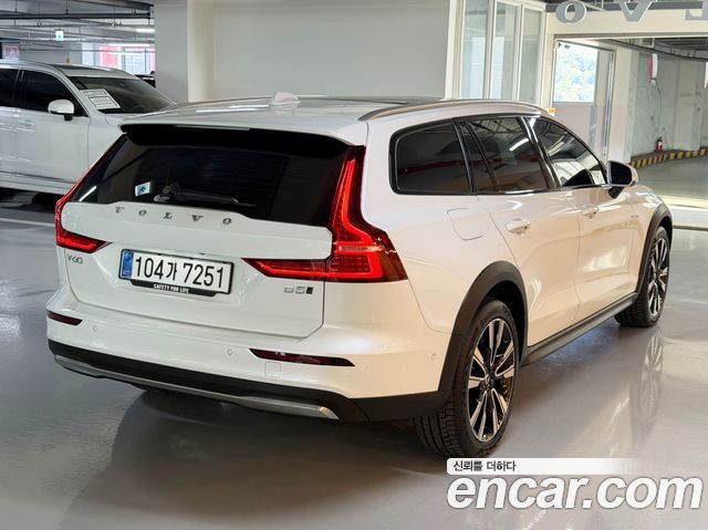 Volvo V60 B5 Ultra AWD — пробег 12 435 км — фото 4 из 5