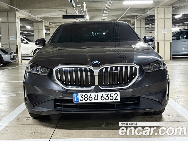 BMW 5-Series 520i — пробег 4 040 км — фото 3 из 5