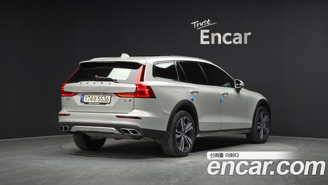 Volvo V60 B5 Pro AWD — пробег 66 212 км — фото 2 из 5