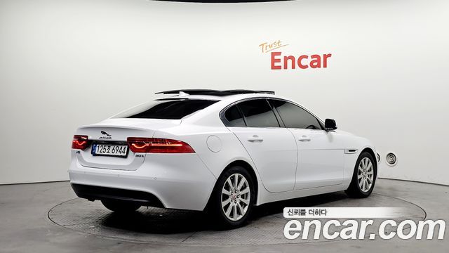 Jaguar XE 20t Prestige — пробег 86 706 км — фото 2 из 5