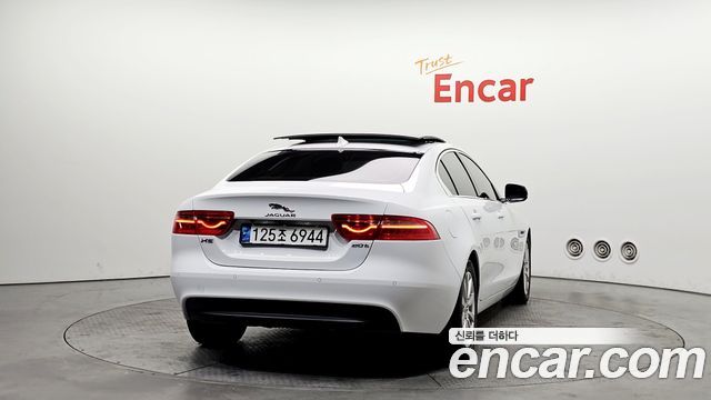 Jaguar XE 20t Prestige — пробег 86 706 км — фото 4 из 5