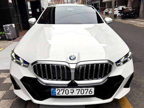 BMW 5-Series 520i M Sport — пробег 1 200 км — фото 1 из 5