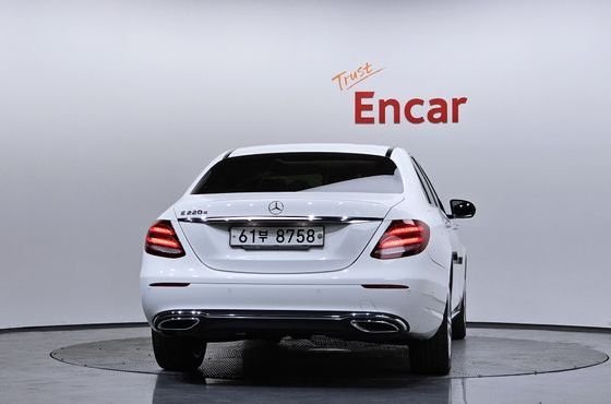 Mercedes-Benz E-Class E220d Avantgarde — пробег 70 171 км — фото 4 из 5