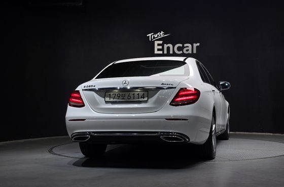 Mercedes-Benz E-Class E220d Avantgarde — пробег 105 275 км — фото 4 из 5