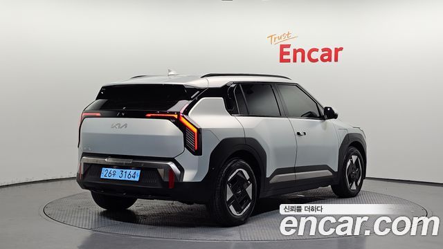 Kia EV3 Long Range 2WD Earth — пробег 5 927 км — фото 2 из 5