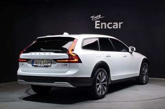 Volvo V90 B5 Ultimate AWD — пробег 28 006 км — фото 2 из 5