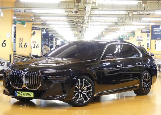BMW 7-Series 740i xDrive M Sport — пробег 13 000 км — фото 1 из 5