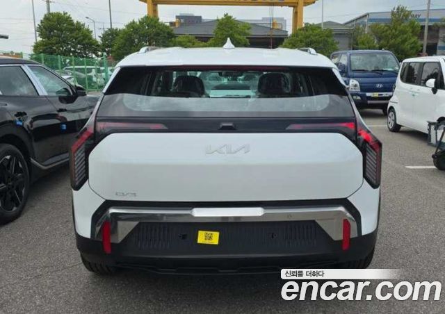 Kia EV3 Long Range 2WD Earth — пробег 1 км — фото 3 из 5