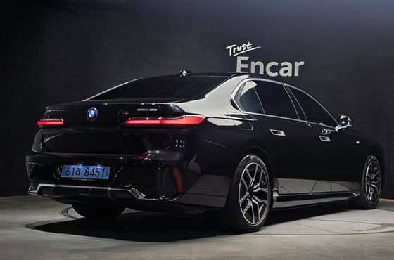 BMW i7 eDrive 50 M Sport — пробег 22 823 км — фото 2 из 5