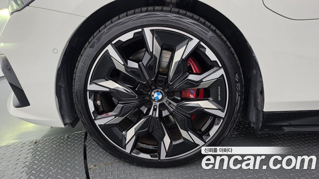 BMW 5-Series 550e xDrive M Sport Pro — пробег 10 329 км — фото 5 из 5