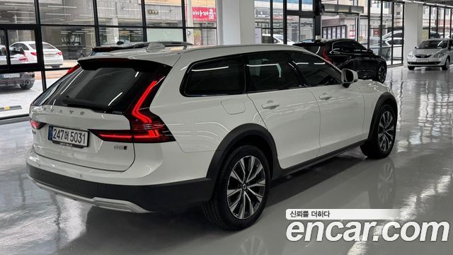Volvo V90 B5 Ultra AWD — пробег 10 769 км — фото 2 из 5