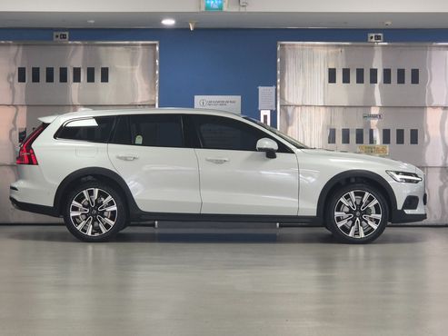 Volvo V60 B5 Ultra AWD — пробег 8 548 км — фото 3 из 5
