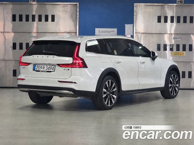 Volvo V60 B5 Ultra AWD — пробег 8 548 км — фото 4 из 5