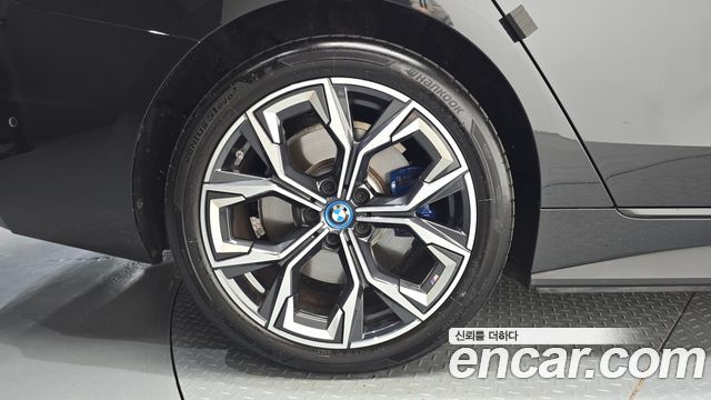 BMW i4 eDrive40 M Sports Pro — пробег 16 500 км — фото 5 из 5