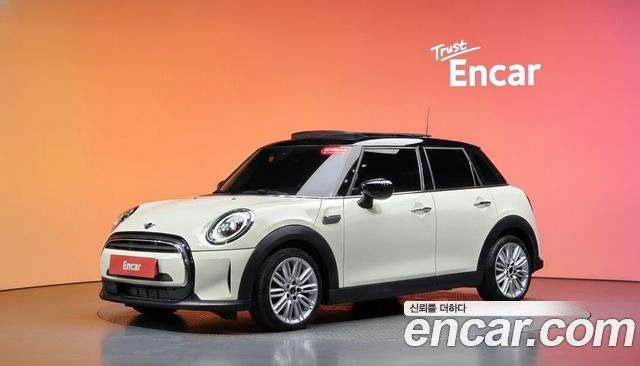 Mini Cooper 5-Door Classic Plus 3rd — пробег 18 061 км — фото 1 из 5