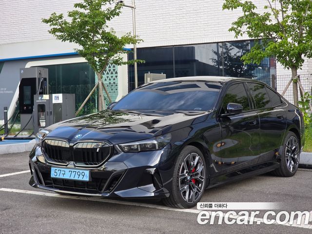 BMW i5 xDrive 40 M Sport Pro — пробег 3 700 км — фото 1 из 5