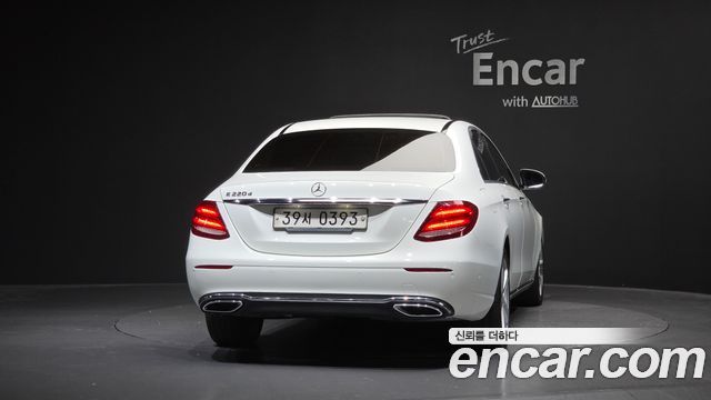 Mercedes-Benz E-Class E220d Avantgarde — пробег 93 986 км — фото 4 из 5