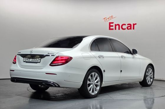 Mercedes-Benz E-Class E220d 4MATIC Exclusive — пробег 64 948 км — фото 2 из 5