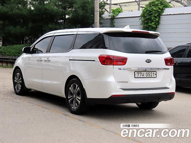 Kia Carnival 11-Seater Deluxe — пробег 98 996 км — фото 3 из 5