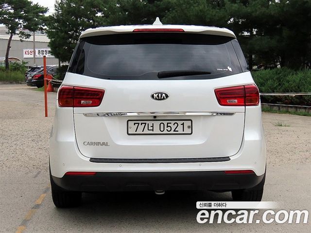 Kia Carnival 11-Seater Deluxe — пробег 98 996 км — фото 4 из 5