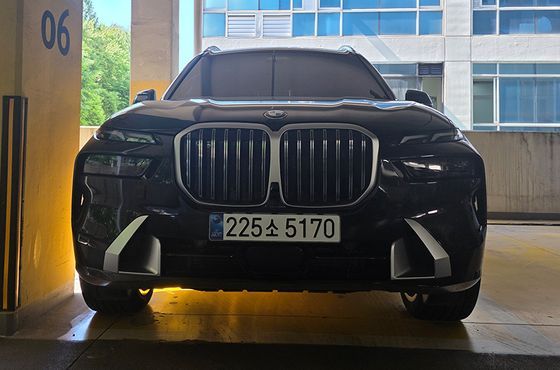BMW X7 xDrive 40i Design Pure Excellence 7-Seater — пробег 12 056 км — фото 1 из 5