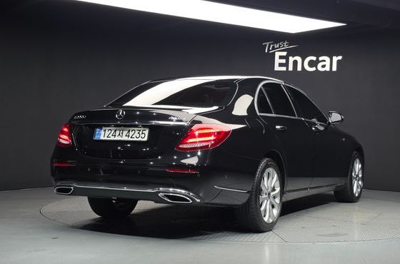 Mercedes-Benz E-Class E220d 4MATIC Exclusive — пробег 127 267 км — фото 2 из 5