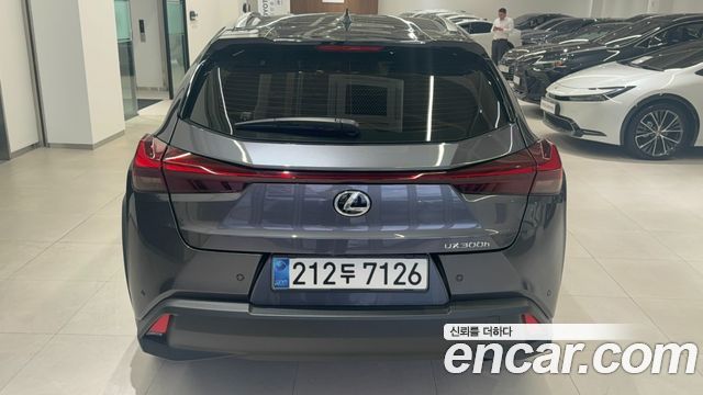 Lexus UX 2.0 2WD — пробег 8 360 км — фото 4 из 5