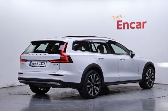 Volvo V60 B5 Ultra AWD — пробег 1 228 км — фото 2 из 5