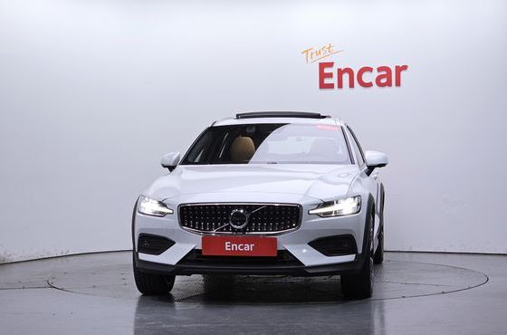 Volvo V60 B5 Ultra AWD — пробег 1 228 км — фото 3 из 5
