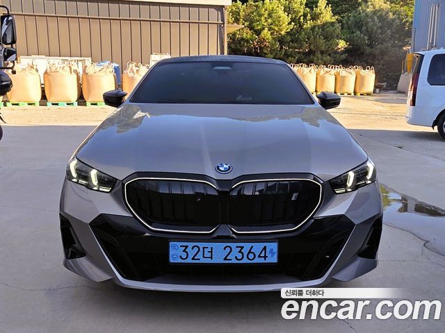 BMW i5 eDrive 40 M Sport Pro — пробег 9 000 км — фото 1 из 5