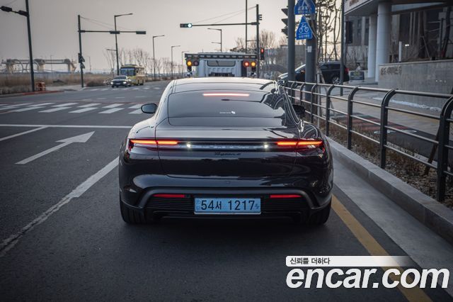 Porsche Taycan Base 4 — пробег 5 423 км — фото 3 из 5