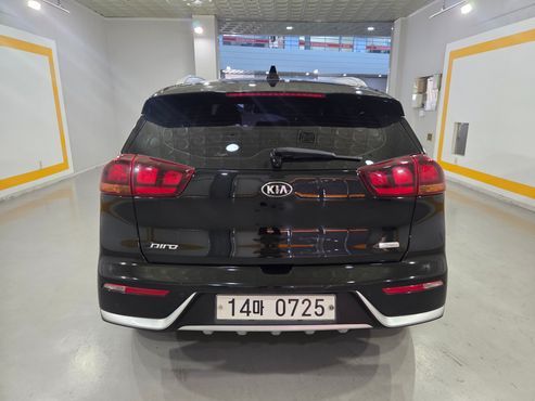 Kia Niro Luxury — пробег 122 880 км — фото 4 из 5