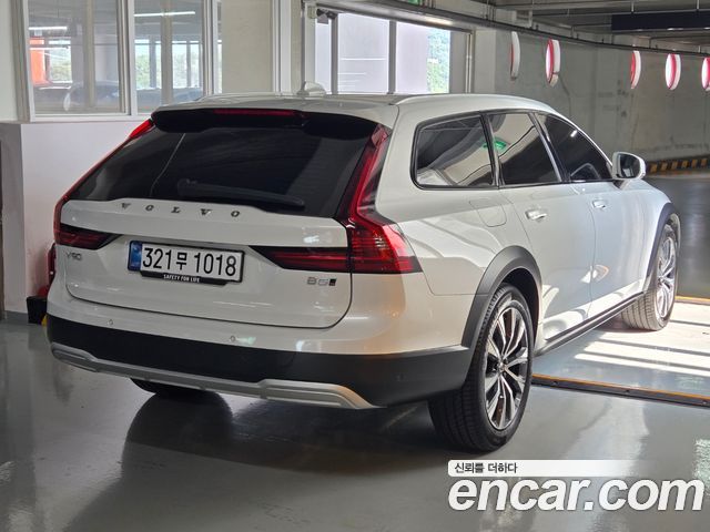 Volvo V90 B5 Ultra AWD — пробег 3 648 км — фото 2 из 5