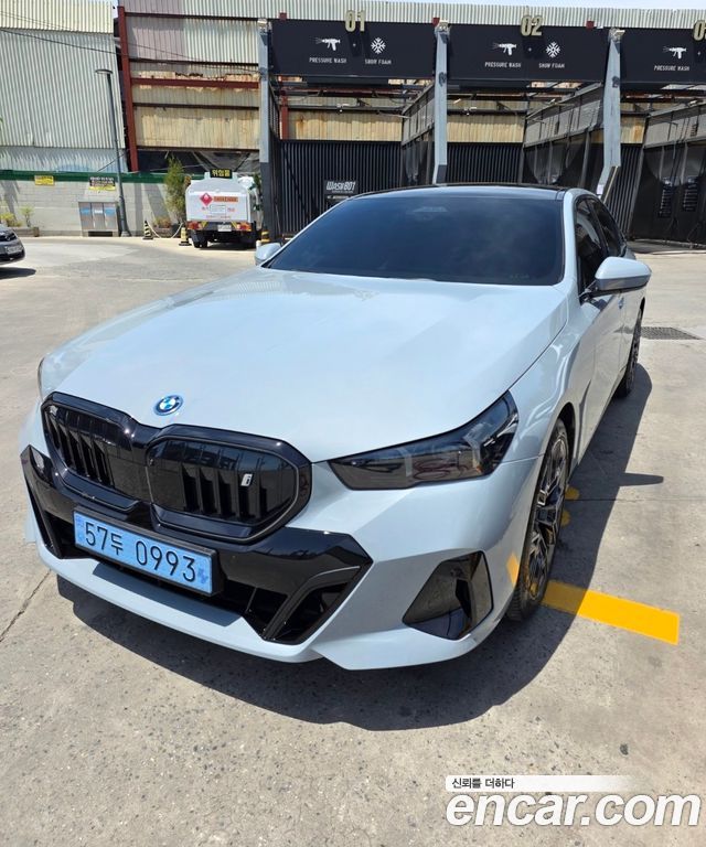 BMW i5 xDrive 40 M Sport Pro — пробег 6 300 км — фото 1 из 5