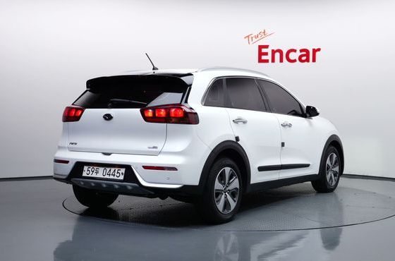 Kia Niro Luxury — пробег 163 861 км — фото 2 из 5