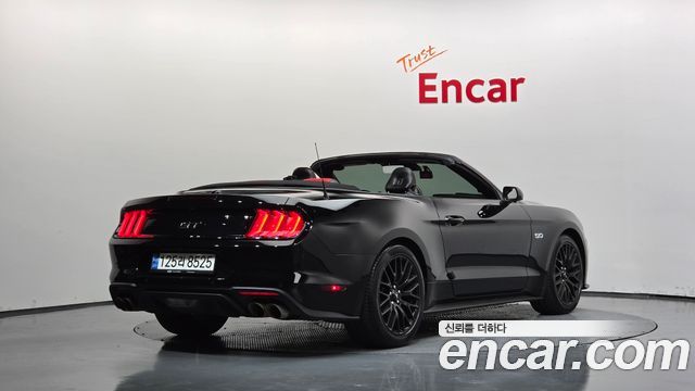 Ford Mustang GT Convertible — пробег 26 630 км — фото 2 из 5