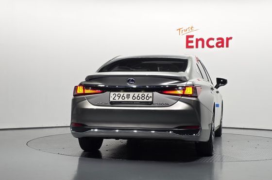 Lexus ES Supreme — пробег 120 395 км — фото 4 из 5