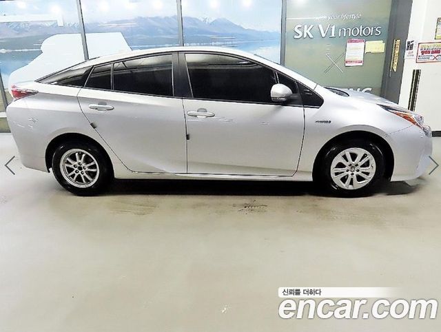 Toyota Prius 1.8 E — пробег 205 500 км — фото 3 из 5