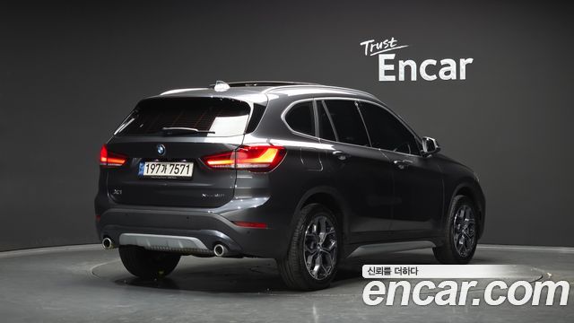 BMW X1 xDrive 20i xLine — пробег 28 060 км — фото 2 из 5