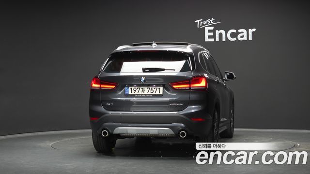BMW X1 xDrive 20i xLine — пробег 28 060 км — фото 4 из 5