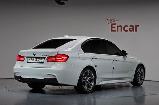 BMW 3-Series 330e iPerformance M Sport — пробег 60 924 км — фото 2 из 5