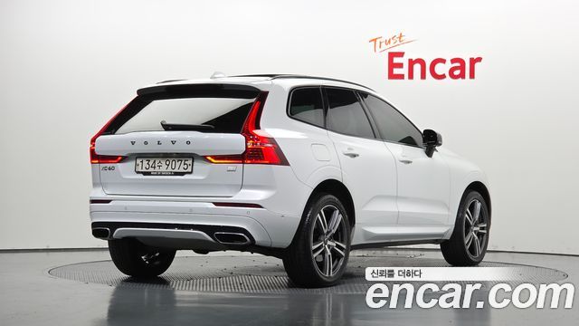 Volvo XC60 T8 R-Design — пробег 90 626 км — фото 2 из 5