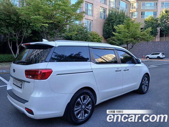 Kia Carnival 9-Seater Luxury — пробег 177 900 км — фото 3 из 5