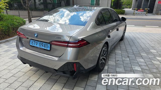 BMW i5 eDrive 40 M Sport — пробег 5 300 км — фото 2 из 5